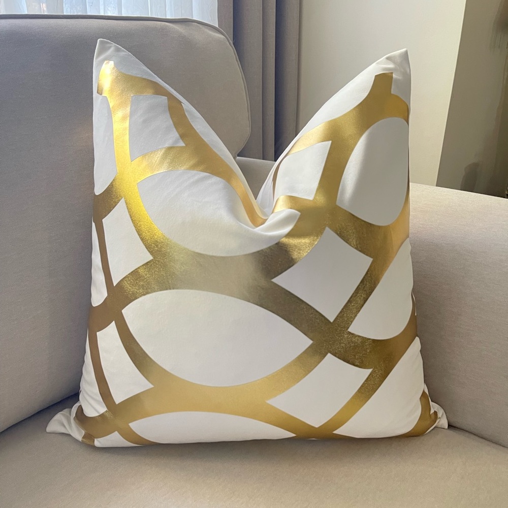 TwoLuxury white and gold foil pillow Size 22x22 in - Picture 5 of 13